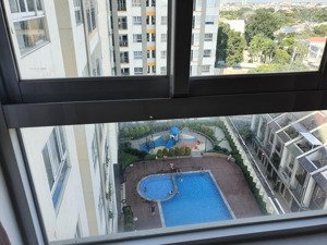 chính chủ cho thuê căn góc tầng đẹp view hồ bơi, dân chủ, 2pn, 2wc