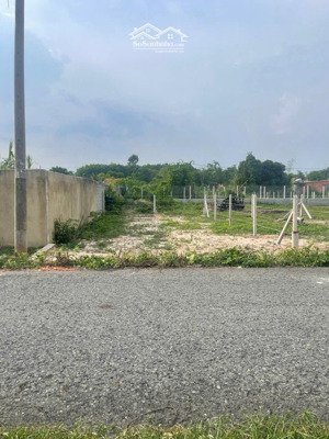 cần tiền bán gấp lô đất ở nguyễn thị rành, xã tân an hội 122m2 giá 580 triệu, sổ sẵn, xây tự do