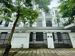 siêu rẻ chính chủ cần bán 75m2 hud sơn tây giá hơn 5.4 tỷ chuẩn bị ra sổ đỏ lh: zalo