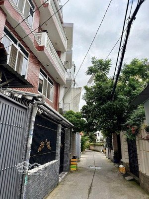 tbt//chỉ nhỉnh 2tyxxx sở hữu ngay nhà 3 tầng đúc btct , sát bên đường chính - lh ms vân