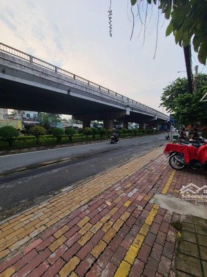 bán khách sạn 6 tầng có thang máy mt đường hhg, phường thạnh lộc, q12 ,dt 139m2.dòng tiền 30tr/th