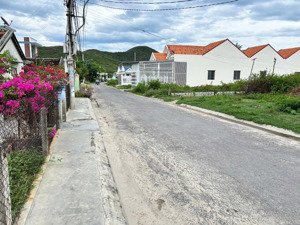 194m2, mặt tiền 8m giá chỉ 2,2 tỷ, cách bãi tắm chính biển dốc lết tầm 900m, đường 8m rộng rãi