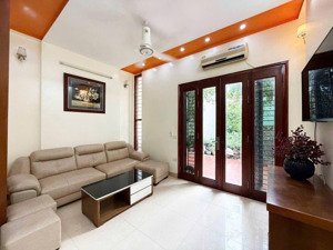 nhà tây hồ dân xây chắc chắn kiên cố- ngõ rộng thoáng sạch sẽ- gần phố, trường, chợ..