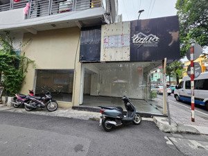 mặt tiền căn góc gần ngã tư hai bà trưng, quận 1