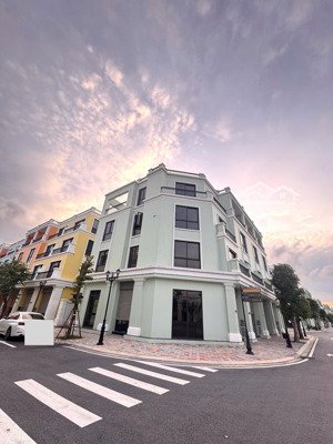 tôi cần tiền mua nhà bên mỹ bán gấp căn shophouse góc tài lộc cho thuê 65 triệu/ tháng