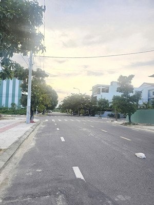 bán cặp đất đường lê sỹ . đường 10m5 lề 5m