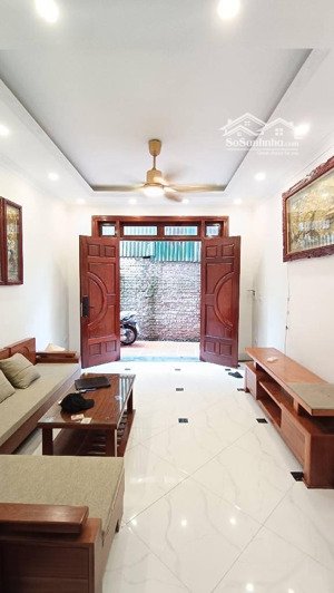 32m2 /5tâng / ôtô vào lgias 4ty55 long biên