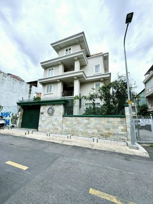 bán biệt thự đẹp góc 3mt phường sài gòn. dt: 12,5 x 19m. kc: 4 tầng. full nội thất. giá bán: 130 tỷ