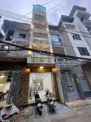 tôi có căn nhà mặt phố giáp bát 6 tầng trang bị thang máy nhập khẩu muốn bán nhanh.