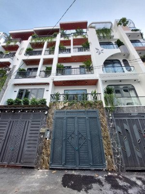 nhà 4x15 một trệt, lửng,3 lầu, phòng thờ, p xông hơi, bếp, gara ô tô.