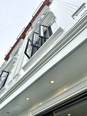 dãy nhà 4 tầng xây mới độc lập phố hồ sen - lê chân, có gara oto ngay gần nhà