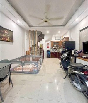 ngõ thẳng một ngoặt bán nhà tư đình, long biên 3 tầng x 55m2 về ở luôn giá hơn 7 tỷ có tl