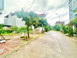 đất nguyễn mậu tài,trâu quỳ,phân lô, vỉa hè ô tô tránh,trung tâm,gần cơ quan hành chính,hồ điều hoà