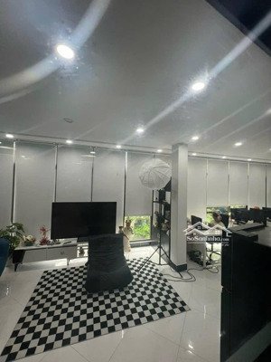 bán nhà mp nguyễn ngọc vũ cầu giấy dt 60/68m x 7t x mt 12,8m giá 39,5 tỷ có thương lượng