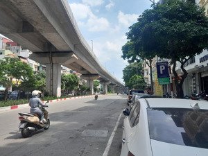 mặt phố hào nam, đống đa, 50m*6t, 34,4 tỉ. kinh doanh đỉnh.