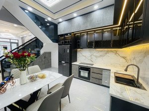 nhà mới 3 tầng, 62m2, đúc btct, 4pn, view landmark, gần phú mỹ hưng, sổ hồng riêng. chỉ 7,45 tỷ