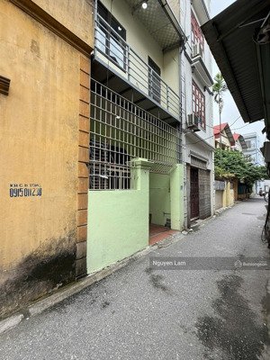 chính chủ nhờ bán gấp căn nhà 2 tầng tại chu huy mân - ngõ thông 7 chỗ qua nhà. giá thương lượng