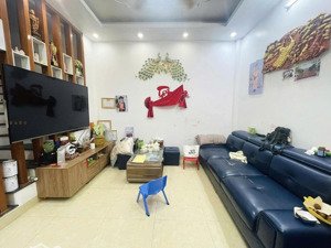 oto đỗ cổng, dân trí cao chỉ với nhỉnh 6 đồng hàng xóm đường trương định- 33m, 4 tầng đẹp