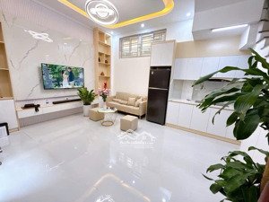 bác thịnh cao tuổi cần bán để về quê sống - nhà gần hồ tây - 30m - 5 tầng - giá 8,3 tỷ.