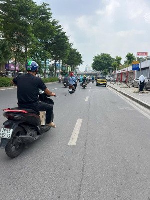nhà dân xây - ô tô đỗ cửa - dân trí văn minh gần chợ, gần công viên - trung tâm cầu giấy
