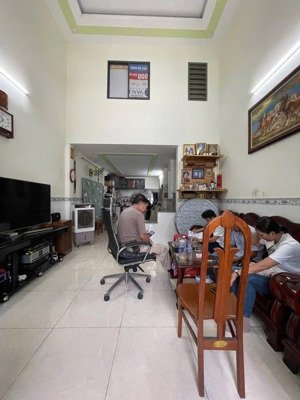nhà sổ hồng riêng ht 13, gần chợ hiệp thành