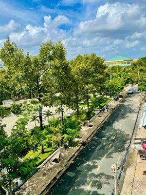 nhà đep 3 lầu - view đẹp - ngay công viên khu bình phú