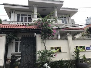 định cư bán gấp biệt thự siêu đẹp ngay nguyễn văn hưởng , p.thảo điền ,q2- 10x12 m-4 tầng gía 35 tỷ