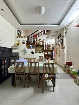 nhà 66.6m2, 3 tầng, 4 phòng ngủ rộng, cách hẻm oto thông vài căn. thích quảng đức- hoàng hoa thám