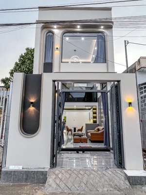 nhà 1 trệt 2 lầu kiến trúc hiện đại - 3 phòng ngủ - full nội thất - đường ô tô