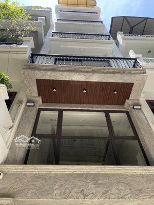 nhà mặt ngõ cầu giấy-thang máy nhập khẩu-oto vào nhà-kinh doanh văn phòng.