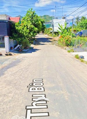 mặt tiền thu bồn - sát trường thcs nguyễn viết xuân * đi ra biển lương sơn: 300m giá: 6,5 tỷ