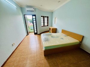 phòng ban công lầu 2 mặt tiền tạ quang bửu, p4, q8 gần parc mall. nội thất cơ bản. giá: 4 triệu