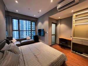 không mua sẽ mất - ch studio tòa m3 sẵn sổ, full nội thất, ban công tb, có khách thuê giá bán 2tỷ1