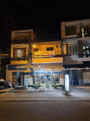 nhà mặt tiền đường song hào (b7 cũ) thuộc khu đô thị vcn phước hải. nhà có 4 phòng kinh doanh