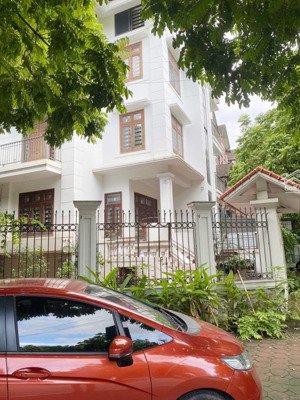 cho thuê biệt thự tố hữu - hà đông. dt 230m2, 4 tầng thang máy, full điều hòa. lô góc siêu đẹp