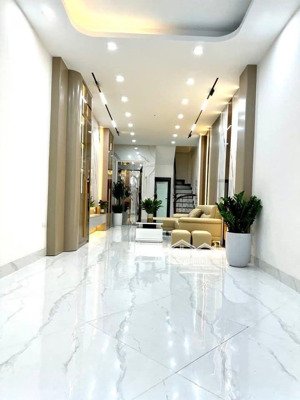 cực phẩm phố ngọc khánh, thang máy mới koong, sát mặt phố, cách ô tô 30m, 41m2 * 6 tầng