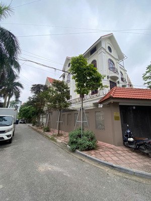cho thuê bt căn góc vạn phúc, hà đông. dt 250m, mt 12m, 4 tầng. thang máy. giá 38tr. lh 