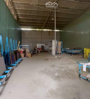 cho thuê kho xưởng quận 7 dt 300m² vách tường xây thoáng mát, kiên cố