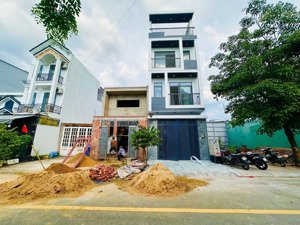 bán nhà mới 1 trệt 2 lầu 1 tum, full nội thất, đường 12m, an phú đông q12, 60m2 giá tốt chỉ 6.35 tỷ