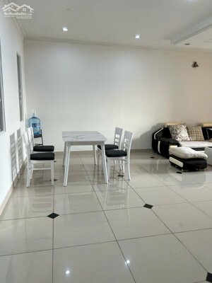 Cho thuê căn hộ 2PN ở Phúc Yên 2, 93m2, có nội thất có bancon giá 11tr