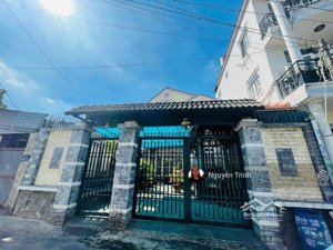 gấp, nhà 2 tầng hxh gần phạm văn đồng-linh tây-tp.thủ đức-ngang 8,9m,có sân vườn siêu rộng