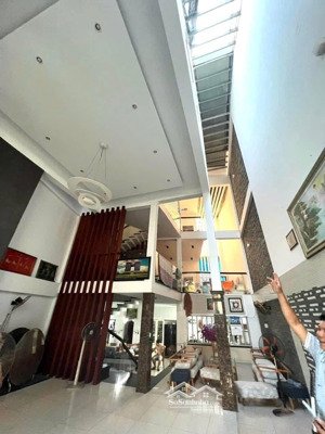 cho thuê villa siêu rộng không gian đẹp - gần mt phạm văn đồng - ưu tiên thuê dài hạn