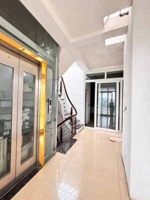 nhà mặt phố trung tâm vỉa hè 2 bên 2 mặt thoáng thang máy sát đh thuỷ lợi