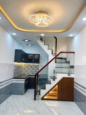 tôi bán nhà sd 63 m2, sổ hồng, 1 trệt. 2 lầu đúc. 2 pn. 3 wc. tuyệt đẹp. quận 7. giá: 1,89 tỷ
