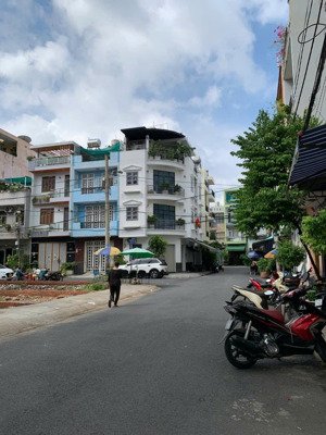 nhà 154m2 - 9x17.5m - đường nhựa đẹp 10m ngay công viên q.6