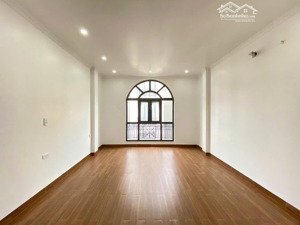 chỉ 5,9 tỷ nhà 5 tầng thang máy ngay khu ngoài tđc xi măng, sở dầu