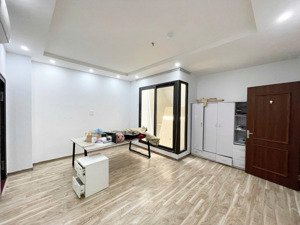 chính chủ cho thuê sàn vp 30m2 - 5tr ở mặt đường thượng đình, đầy đủ pccc, cửa sổ trời thoáng mát