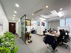 chia sẵn 3p - vp 75m2 ở mặt đường hoàng quốc việt, cầu giấy, hà nội, lô góc, full kính siêu thoáng