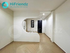 căn hộ 1 phòng ngủ tách bếp ,có sân mới bóc seal, nằm ngay trần hưng đạo quận 1