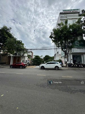 hàng kín mt nguyễn văn hưởng quận 2 - dt 15 x 40m - nh 20m - cn 650m2 - ctxd 10 tầng - giá 130 tỷ